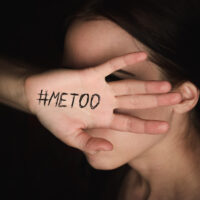 La niña se cubre la cara con la mano con el hashtag metoo contra el acoso